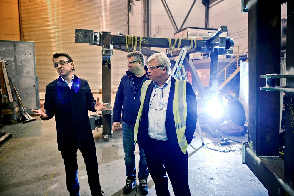 Skagerrak Sparebank har forsøkt å kvitte seg med Vestmar Production i tre år. Fra venstre står styreleder i Vestmar Productions, Arild Hestås, administrerende direktør i Vestmar Productions, Bjørn Rino Jacobsen, og banksjef for marked i Skagerrak Sparebank, Jon Guste-Pedersen.