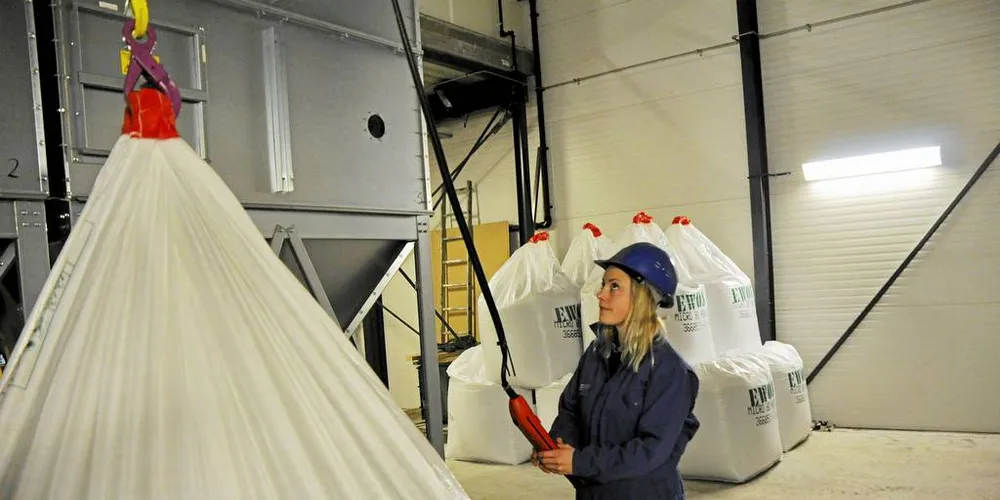 RØKTER: Røkter Ida Ellingsen begynte som sommervikar for åtte år siden. Hun har hatt fast jobb i sju. Hun har ansvar for Hall F på settefiskanlegget Sisomar i Sørfold i Nordland, der det produseres storsmolt på rundt 200 gram. Foto: Bent-Are Jensen