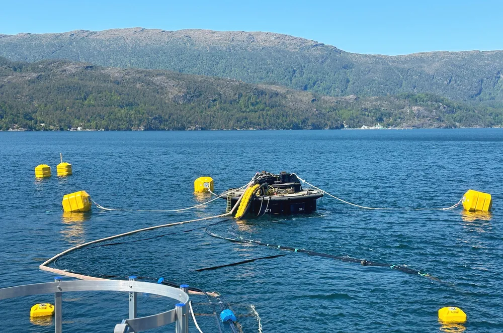 Slik ser Eide Fjordbruks lukka anlegg ut. Dei har kalla det Watermoon. Frå overflata er det lite å sjå, men under overflata går den 72 meter ned i djupna.