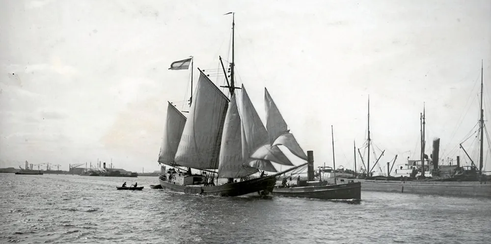 EcoClipper has bought the Dutch clipper De Tukker. The ship, then called Harle Tief, is seen here after launch in 1912.