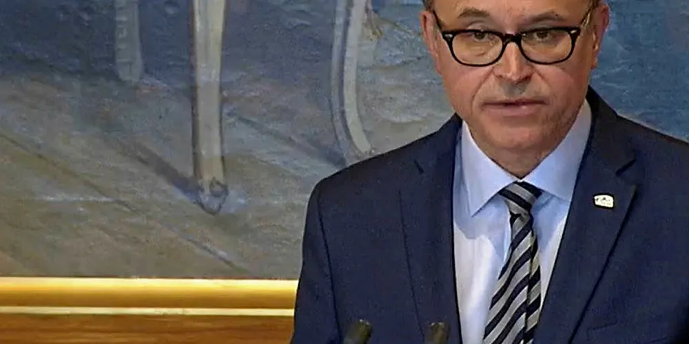 STORTINGSDEBATT: Fiskeri- og sjømatminister Odd Emil Ingebrigtsen ble utfordret på oppfølging av konsekvensutredninger av eierskap, konsentrasjon av rettigheter og tilbakefall av strukturkvoter i stortingsdebatten om kvotemeldingen.