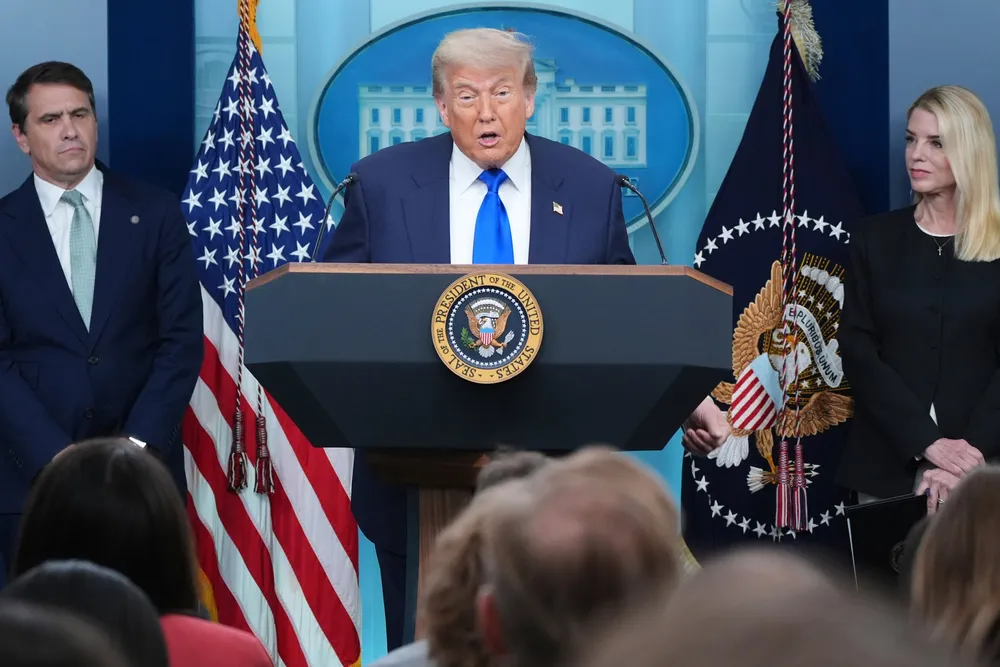 President Donald Trump holder pressekonferanse i Det hvite hus fredag.