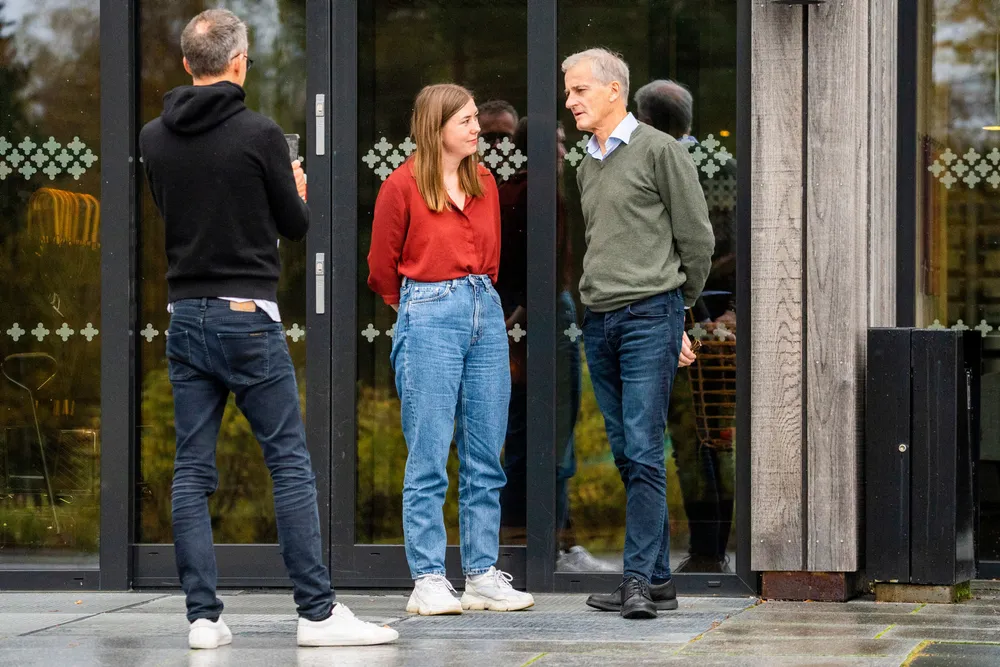 AUF-leder Astrid Willa Eide Hoem ber Ap-leder og statsminister Jonas Gahr Støre skrote oljeskattepakken. Her under regjeringsforhandlingene mellom Arbeiderpartiet og Senterpartiet på Hurdalsjøen hotell i 2021.
