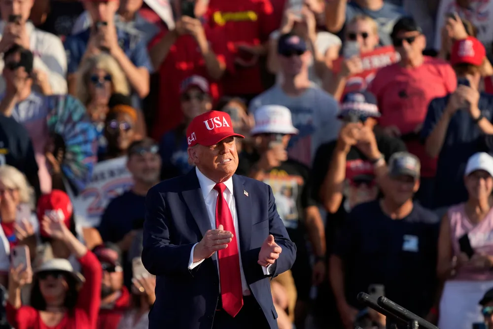 – Hvor mange avtaler kan man egentlig inngå med over 170 land? De er altfor kompliserte, sa presdent Donald Trump. Her ankommer han et rally i Iowa torsdag.