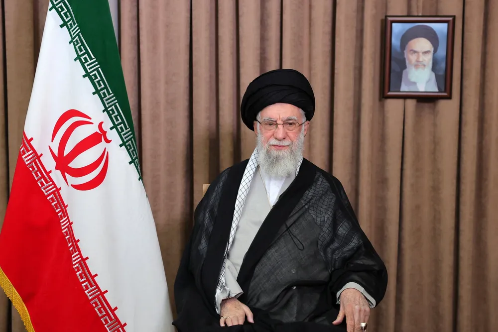Irans leder, Ayatollah Ali Khamenei, her fra en tv-sending om de israelske angrepene i Teheran på freadg.