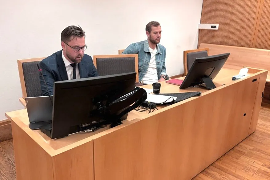 Sondre Løvenskiold (til høyre) erkjente straffskyld for bedrageri og utroskap etter en ellevill eiendomskarusell med 280 millioner kroner i potten. Her med sin advokat Sverre Sjøvold.