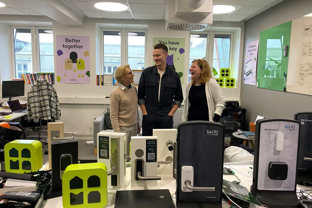 Gründere gründer, jurister jusser, skriver Eirin Larsen (til høyre), som her sammen med Unloc-gründer og -leder Kris Riise har Abelias fagsjef for arbeidsmiljø Gro Lundberg på besøk.