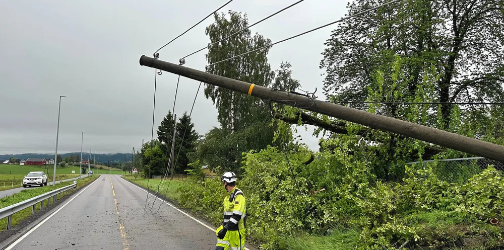 Dette bildet er tatt et sted i Elvias nett i august 2023 – da ekstremværet «Hans» skapte utfordringer for flere nettselskaper.