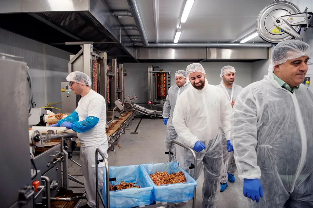 NK Meat på Ålgård har betydelig andel av det norske kebabmarkedet, og foredler blant annet svinenakke som selges til kebabrestauranter. Fra venstre: Gabriel Alupuli, Jacob Hanna, Akram Yonan, Renas Yonan og Michel Hanna.