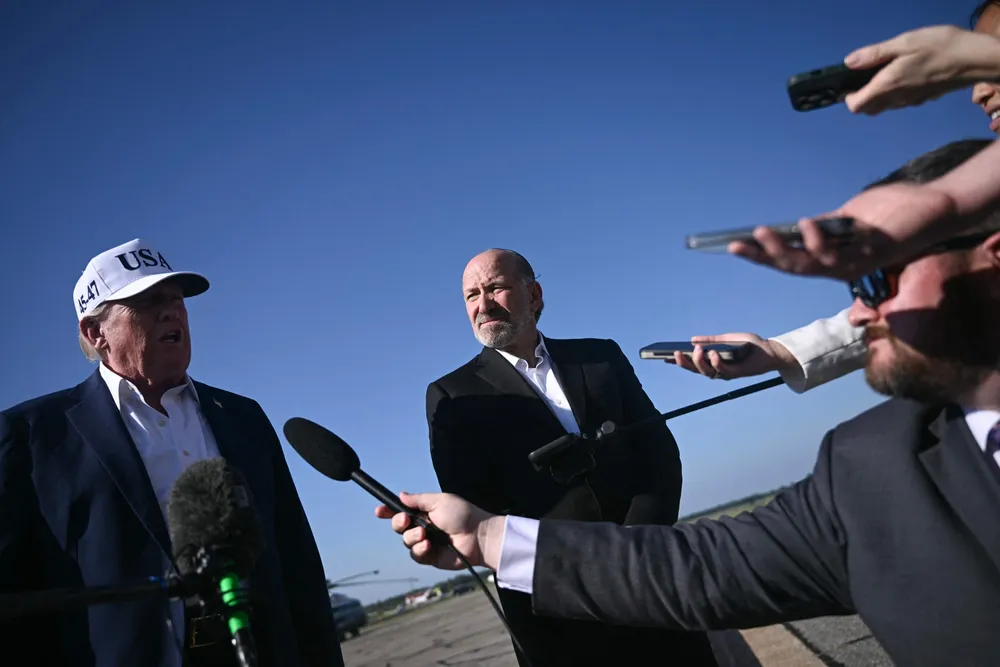 President Donald Trump og handelsminister Howard Lutnick har vært sammen gjennom helgen. – Tollsatsene trer i kraft 1. august, men presidenten setter satsene og inngår avtalene nå, sa handelsminister Howard Lutnick da han gikk om bord i Air Force One sammen med Trump søndag kveld.