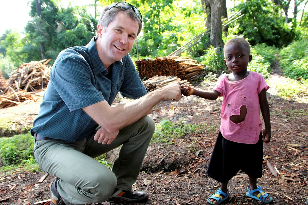John-Arne Røttingen i Guinea i juni 2015, sammen med ei fire år gammel jente fra Bonfe. Jenta var alvorlig syk tidlig i ebolaepidemien, men overlevde. Røttingen ledet en internasjonal gruppe som arbeidet for å prøve ut en ebolavaksine. Denne ble tatt i bruk i flere land i Vest-Afrika og bidro til at epidemien ble stoppet. Foto: Bjørg Dystvold Nilsson, CEPI