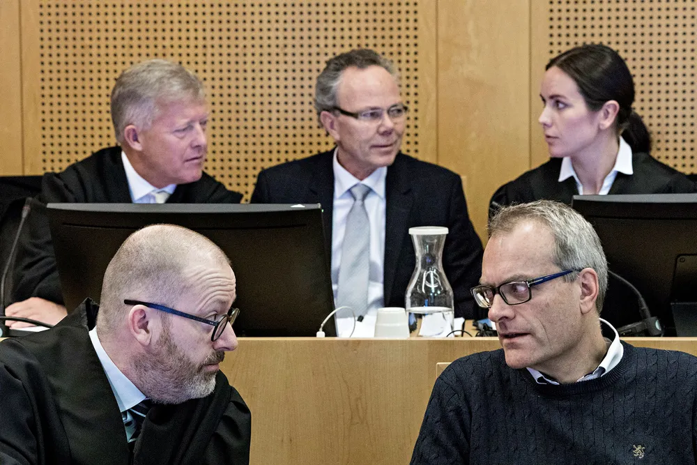 Tidligere oljeselskapssjef Christian Selmer (foran til høyre) konfererte med sin advokat Morten Tidemann i Oslo tingrett i vår. Bak fra venstre: Advokat Bjørn Stordrange, tidligere TGS-finansdirektør Arne Helland og Advokat Eli Johanne Apold.