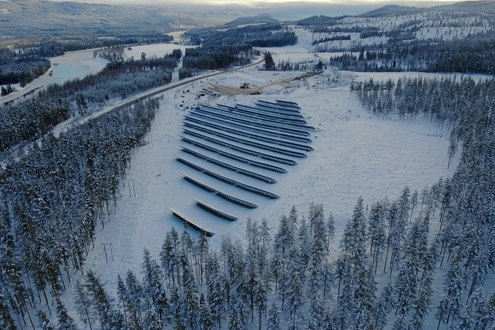Furuseth solkraftverk fikk Norges første solkraftkonsesjon. Utbygging av slike anlegg er en forklaring på at solproduksjonen i Norge ligger an til å bli rekordhøy nå i mars måned.