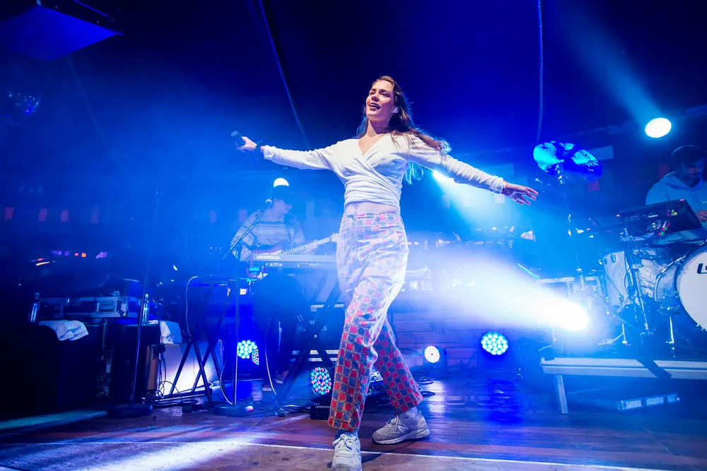 Anna of the North skulle egentlig opptre på Hove Music Festival neste uke. Agenten hennes Karsten Baugstø hadde likevel sikret at hun fikk forskuddsbetalt depositum.