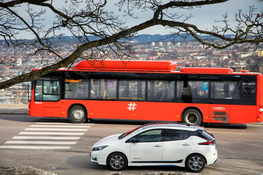 I mars var Nissan Leaf den soleklart mest populære bilen i Norge. Med fritak for avgifter, taper staten inntekter. Høyre vil ta det inn igjen på diesel- og bensinbiler. Foto: Gunnar Lier
