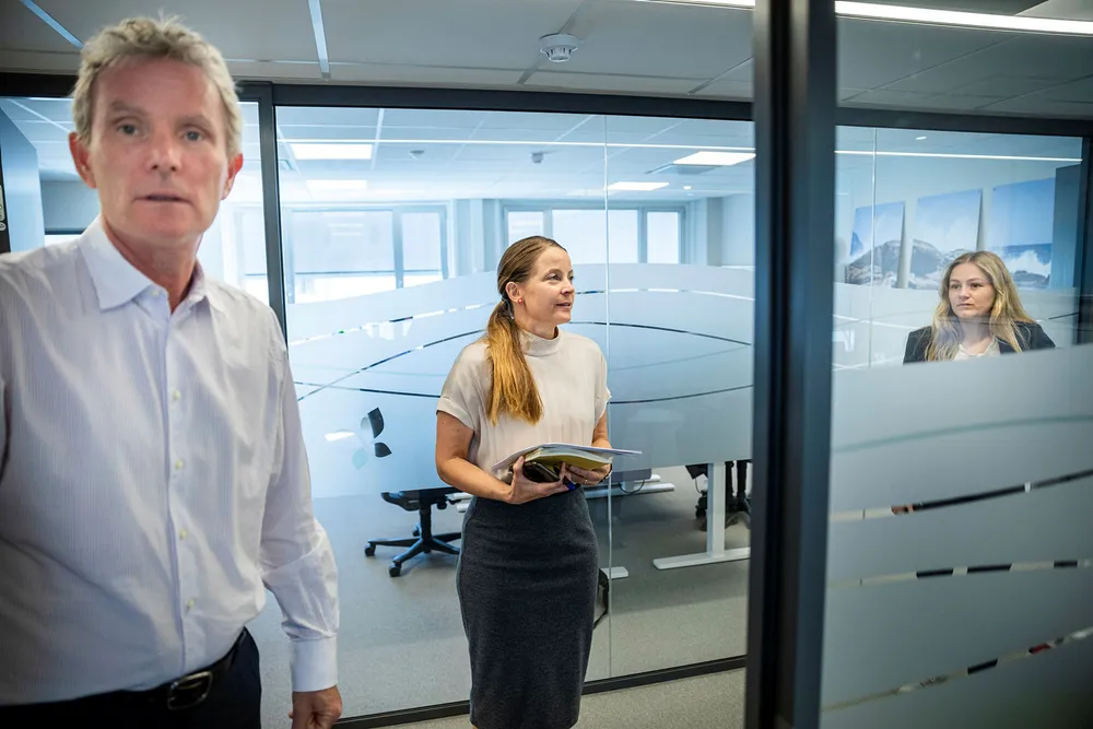 Det var mye som sviktet hos Norfund da det ble svindlet for 100 millioner kroner tidligere i år, ifølge en granskningsrapport fra advokatfirmaet PwC. Her er Norfunds administrerende direktør Tellef Thorleifsson sammen med Ylva Lindberg, leder for strategi og kommunikasjon og Andrea Edlund, personlig assistent til lederteamet, som DN møtte tidligere i vår.
