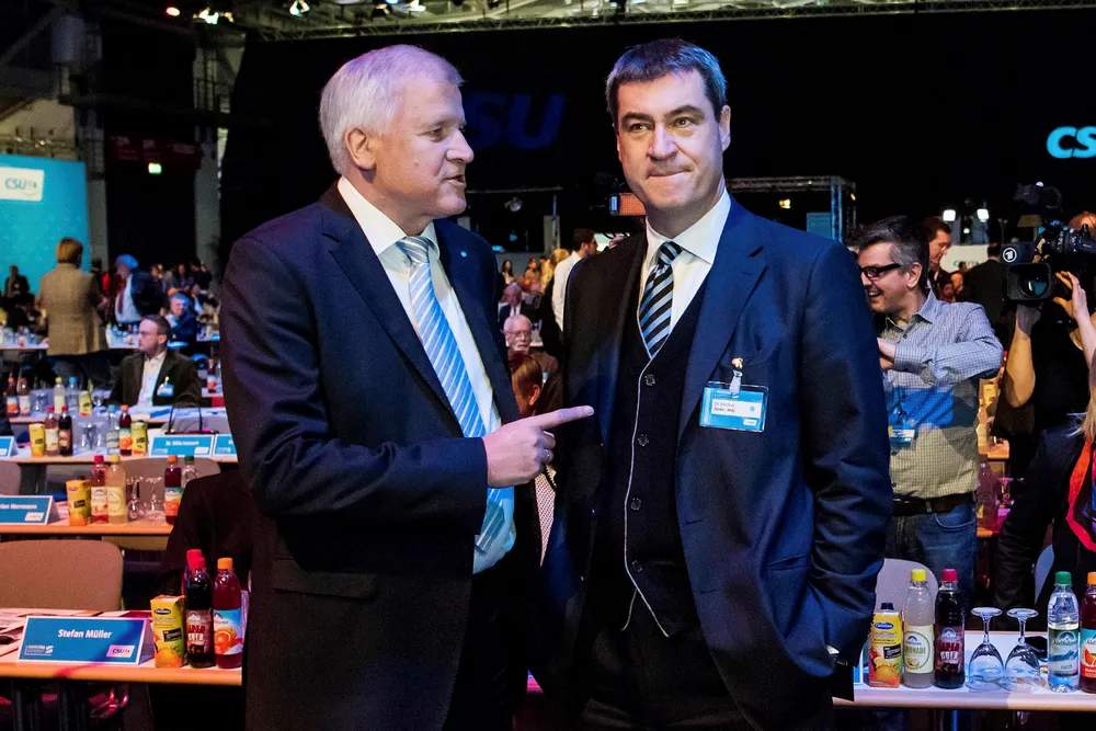 Veteranen Horst Seehofer (til venstre) tapte maktkampen mot Markus Söder i det kristeligdemokratiske partiet CSU i Bayern. Det kan forkludre de kommende regjeringsforhandlingene mellom Angela Merkel og sosialdemokratene. Foto: Joerg Koch/Getty Images
