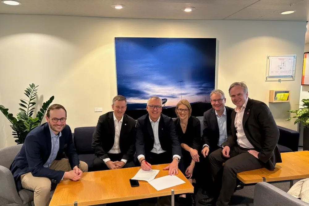Et bredt politisk forlik om havbrukspolitikken. F.v. Sivert Bjørnstad (Frp), Erling Sande (Sp), Rune Støstad (Ap), Kari Elisabeth Kaski (SV), Olve Grotle (H) og Alfred Bjørlo (V)