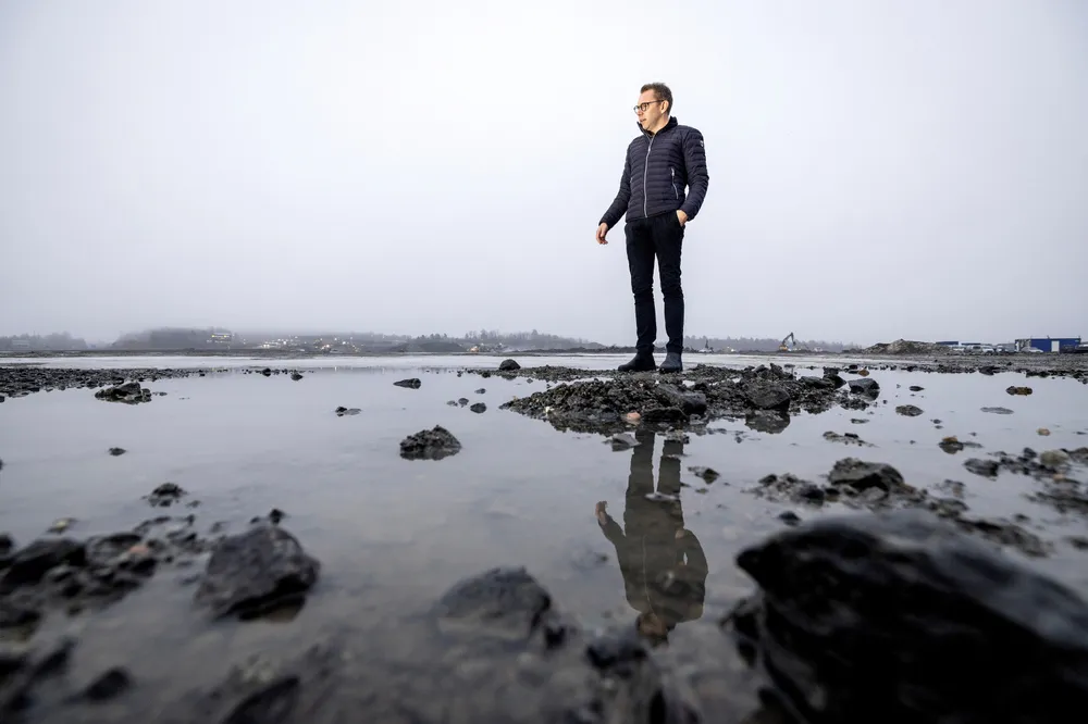Agder Energi-sjef Steffen Syvertsen på tomten til batterifabrikken Morrow Batteries i Arendal.