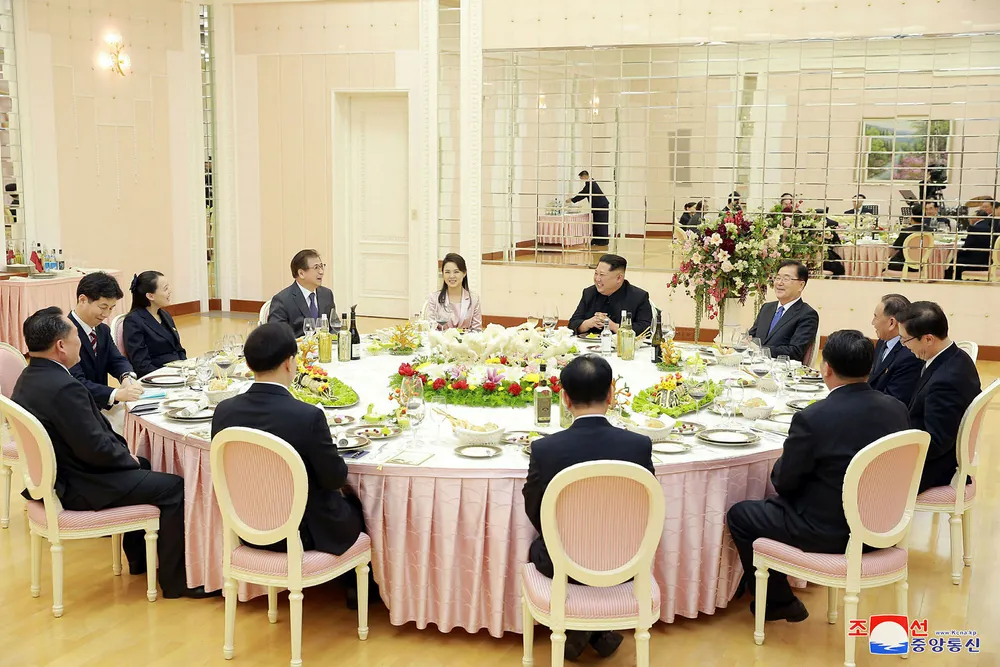 Nord-Koreas diktator Kim Jong-un dukket uventet opp på en velkomstmiddag for en sørkoreansk delegasjon sammen med sin kone og yngre søster på mandag kveld. Dette blir sett på som et viktig, symbolsk gjennombrudd i forholdet mellom de to koreanske landene. Foto: Korean Central News Agency/Korea News Service/AP/NTB Scanpix