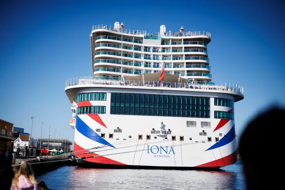 Hotellskatten uteblir, men Stortinget innfører skatt for cruiseturister. Bildet viser et cruiseskip i Stavanger sentrum.