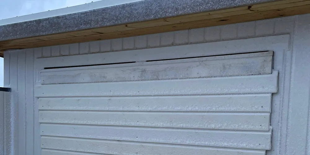 I Lofoten fyker løse gjenstander i stormen og en av Fiskeribladets lesere har spikret igjen hele stuevinduet for å unngå at det blir knust.