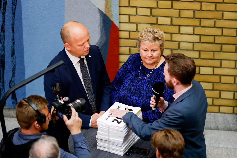 Regjeringens budsjettprosess bidrar til at suksess måles i nye økonomiske uttellinger fremfor reelle omprioriteringer, skriver artikkelforfatteren. Her finansminister Trygve Slagsvold Vedum (Sp) og Erna Solberg (H) da statsbudsjettet 2024 ble lagt frem.