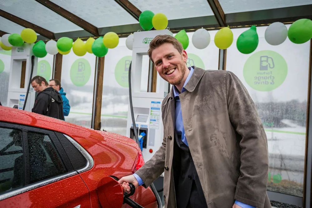 Stian Mathisen, kommunikasjonssjef i Fortum åpnet i dag den første lynladeren som kan gi opptil 350 kW-ladehastighet. Foto: Viktor Jæger/Fortum
