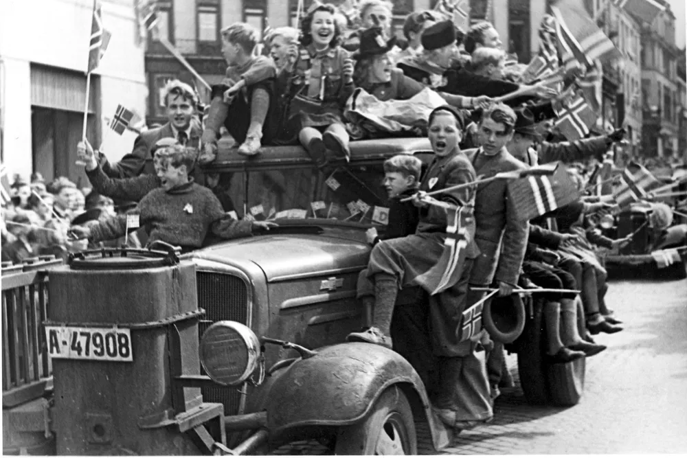 «Aldri igjen» sier vi ofte frigjøringsdagen 8. mai. Men dersom vi virkelig mener det, hjelper det ikke å peke på andre. Bilde fra Karl Johan i Oslo 8. mai 1945.