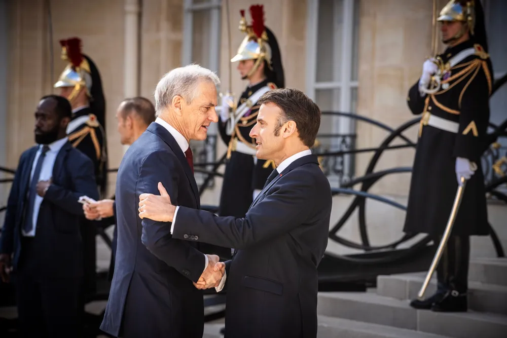 Etter mange års venting kan endelig statsminister Jonas Gahr Støre ta imot Frankrikes president Emmanuel Macron i Oslo. Det skjer kommende mandag.