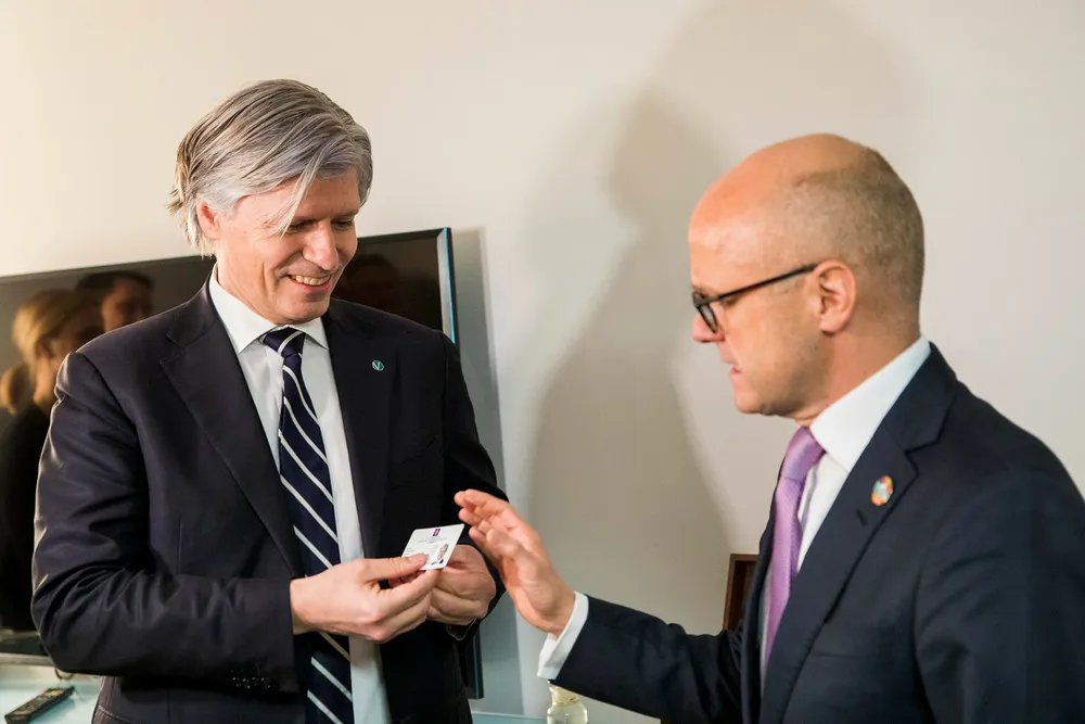 I januar gikk Høyres Vidar Helgesen (til høyre) av som klima- og miljøminister og overlot adgangskortet til Venstres Ola Elvestuen. Denne uken har vist at han også etterlot seg to viktige føringer for norsk klimapolitikk.