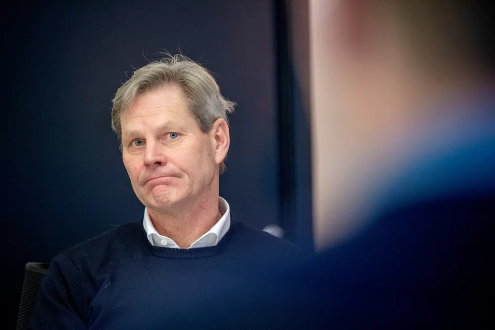 Styreleder og hovedeier Erik G. Braathen i flyselskapet Flyr har funnet et hull han kan grave ned penger i.