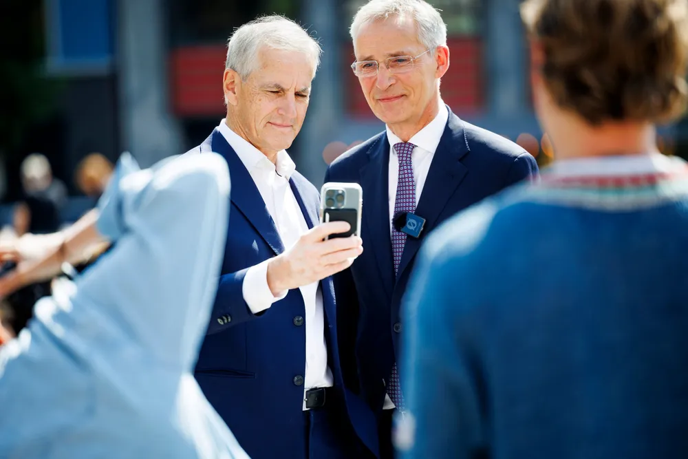 Statsminister Jonas Gahr Støre (til venstre) spilte onsdag inn valgkampvideoer for Arbeiderpartiet på Youngstorget sammen med Jens Stoltenberg. Blir det mindretall på rødgrønn side, vil Ap heller regjere alene enn å ha med Sp eller SV.