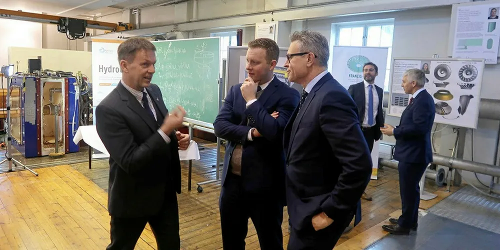 Statssekretær i OED, Odd Emil Ingebrigtsen (til høyre) og direktør Conner Prochaska fra US Department of Energy får en omvisning på Vannkraftlaboratoriet til FME HydroCen av senterdirektør Ole Gunnar Dahlhalug (til venstre).
