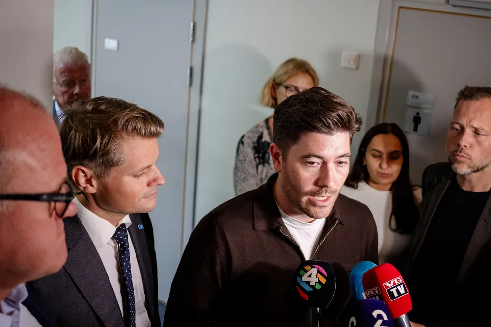 Flere i kontrollkomiteen reagerer på DNs opplysninger om at Erna Solberg droppet ikke bare en, men to, habilitetsvurderinger da hun ble statsminister. Her ved Frode Jacobsen (Ap, fra venstre), Grunde Almeland (V), Seher Aydar (R) og Audun Lysbakken (SV) etter møte i kontroll- og konstitusjonskomiteen.