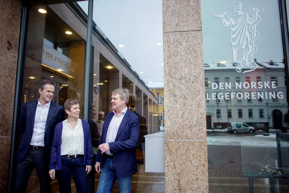 Legeforeningens president Marit Hermansen, Overlegeforeningens Jon Helle, til høyre og Christer Mjåset i Yngre legers forening var godt fornøyd etter å ha kommet i mål med løsningen på 2016-oppgjøret. Foto: Javad Parsa