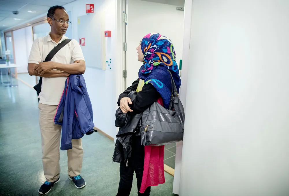 Ali Ismail Sheik Nuur fra Somalia og Payam Abdulkarim fra Irak har bakgrunn som flyktninger og er lærerutdannet i hjemlandet. Regjeringen vil gi flere flyktninger mulighet til å jobbe i Norge gjennom tilleggsutdannelse, men påmeldingen er lav. Foto: Ida von Hanno Bast