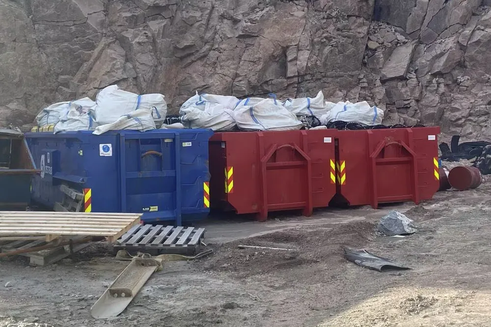 I disse containerne på Reipå Knuseri i Nordland har teinene stått lagret siden mai 2020.