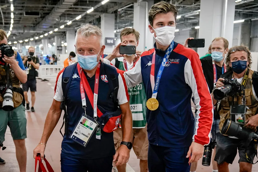 Jakob Ingebrigtsen på vei ut av stadion sammen med far og trener Gjert Ingebrigtsen etter 1500 meter-finalen lørdag.