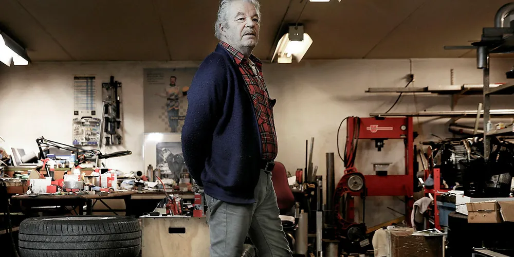 MR. RALLYCROSS: Martin Schanche har vært både medeier og sjåfør i All Transport, som politiet mistenker for ulovlig omsetning av kongekrabbe. Her er han fotografert i garasjen hjemme i Drøbak.