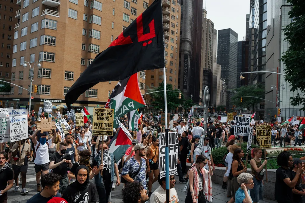 Det var demonstrasjoner i flere amerikanske storbyer, som her i New York, mot USAs bombing av Iran i helgen.