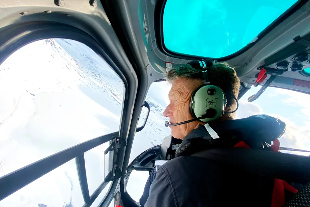 Energiminister Terje Aasland på befaring i Narvik-området. Han må håndtere enorme geografiske prisforskjeller, og turen handler hvordan øke etterspørselen og dermed prisene i nord.