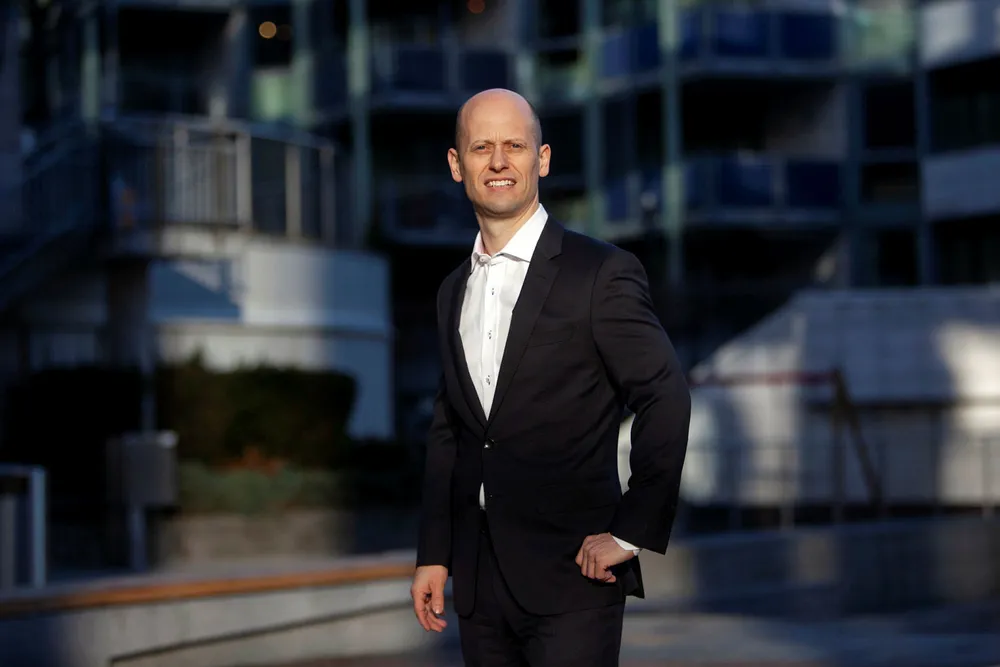 Sjefstrateg Øystein Børsum i Swedbank mener det er lurere å låne penger enn å tappe Oljefondet for å finansiere velferdsstaten i kjølvannet av koronakrisen.