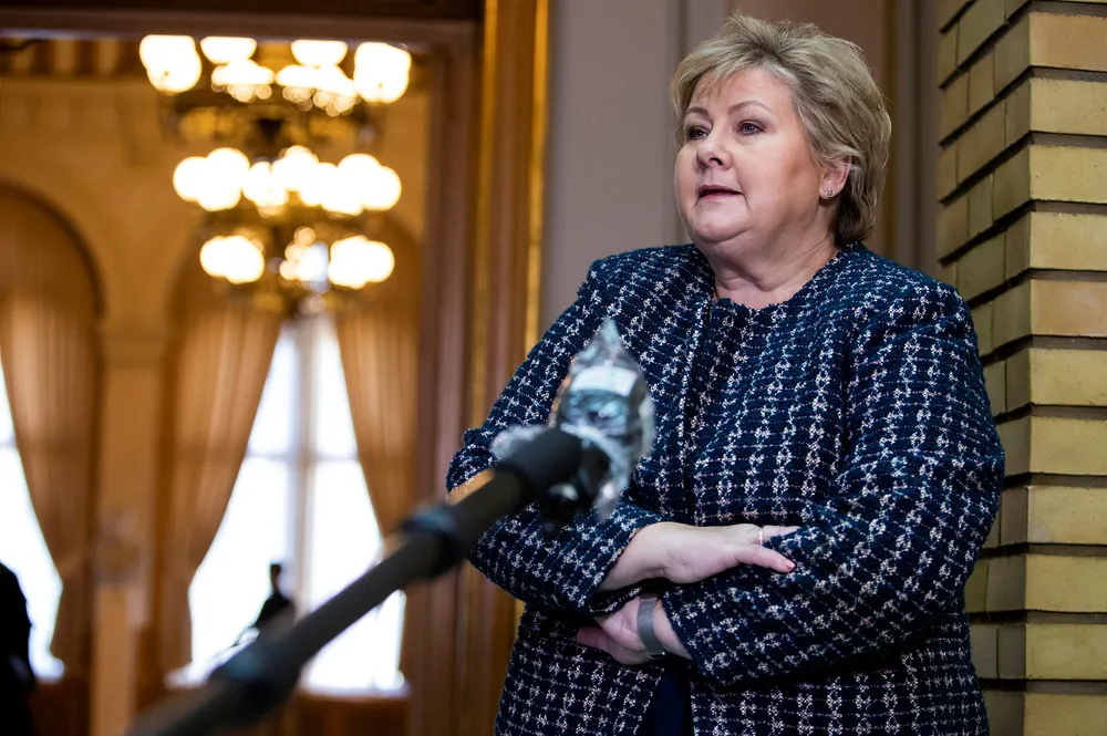 Statsminister Erna Solberg (H) og regjeringen forlenger de drastiske koronatiltakene til etter påske. Beslutningen får støtte av 90 prosent av det norske folk, viser en fersk måling. Her da hun møtte pressen etter at koronaloven var behandlet av Stortinget.