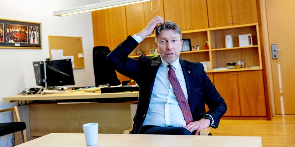 Statsråd Terje Aasland får klar beskjed fra kraftorganisasjonene om finne sammen med de andre partiene på Stortinget.