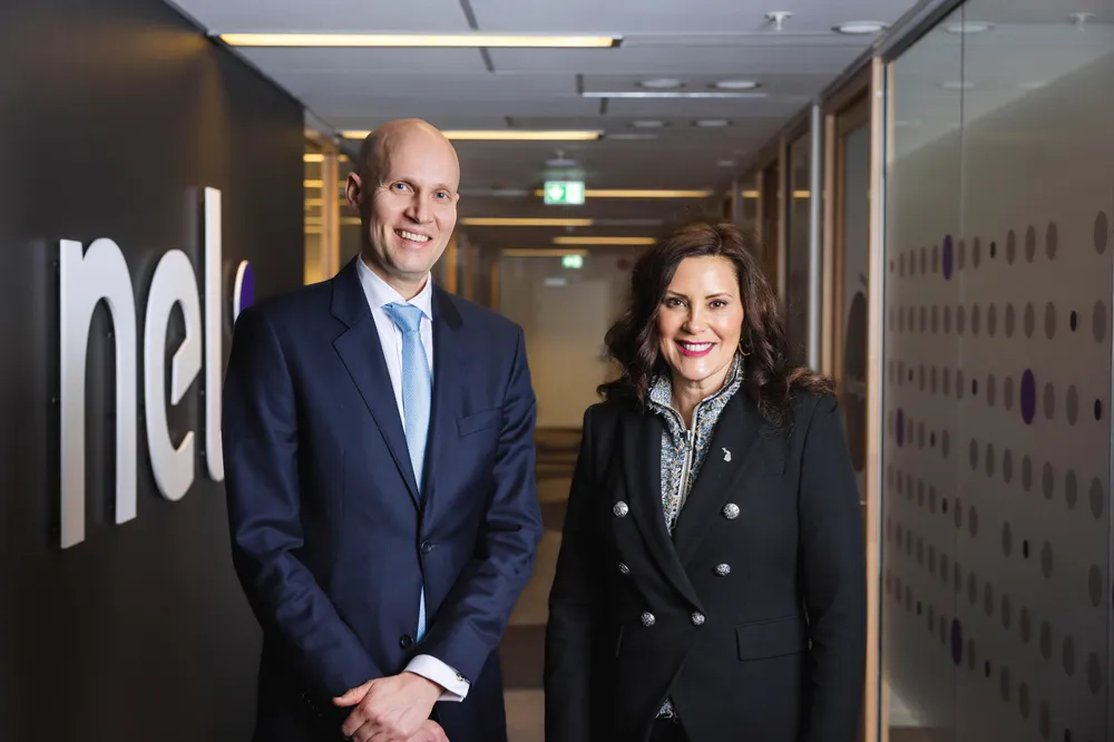 Delegasjoner fra amerikanske delstater reiser til Europa for å gjøre sine hoser grønne for europeiske selskaper. På vei til Davos stoppet den amerikanske guvernøren for Michigan, Gretchen Whitmer, innom hydrogenselskapet Nel. Hun vil ha deres neste store fabrikk i sin delstat. Her med Nel-sjef Håkon Volldal.