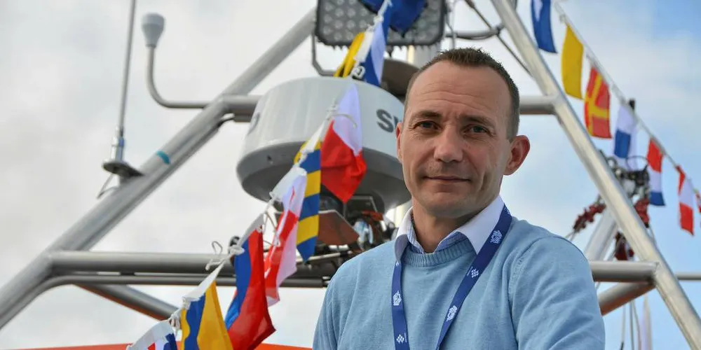 NY SJARK: Kent Arne Esbensen fra Vardø kan glede seg over den nybygde Malsosjarken tilpasset hans behov. «O. B Junior» ble vist fram under Nor Fishing.Foto: Einar Lindbæk
