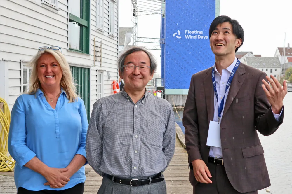 Yoshinori Ueda flankert av forretningsutvikler Astrid Green i Norwegian Offshore Wind og Gen Shinozaki, som varsler at været er i ferd med å snu om.