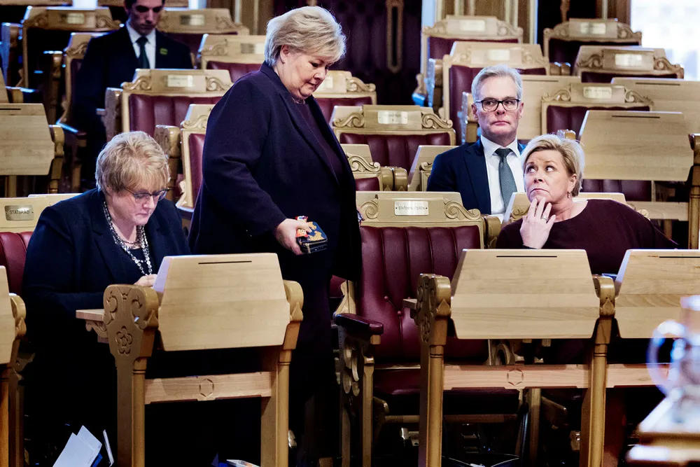 Det var usannsynlig, men så satt jammen Venstre-leder Trine Skei Grande (til venstre) og Frp-leder Siv Jensen (til høyre) sammen på regjeringsbenken i Stortinget. Frps parlamentariske leder Hans Andreas Limi sittende bak Siv Jensen. Foto: Per Thrana
