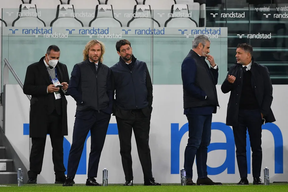 Visepresident Pavel Nedved (nummer to fra venstre) og klubbpresident Andrea Agnelli (i midten) er blant de sentrale Juventus-sjefene i etterforskningen som nå pågår mot klubben. Her fra en kamp mellom Juventus og Fiorentina tidligere i november.